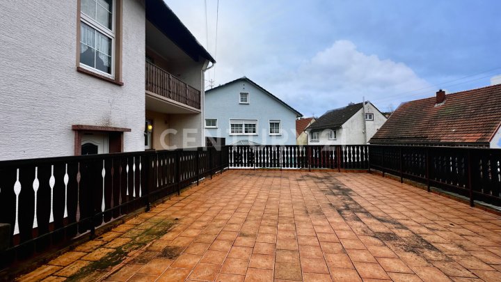 Kaufpreis gesenkt! Großes EFH in Queidersbach – Nähe Air Base, 4 SZ, 2 Terrassen, 3 Garagen