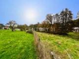 Weitreichender Garten, der hinter dem Zaun weiterführt