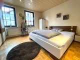 Schlafzimmer 1 EG - Stäbchenparkett & Sprossenfenster