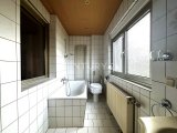 Badezimmer mit Badewanne und großer Fensterfront