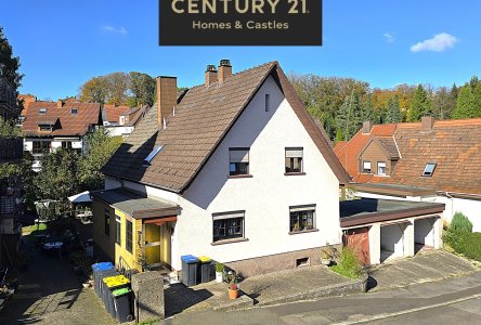 Ansicht des Hauses von der linken Seite mit Hauseingang