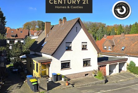 Ansicht des Hauses von der linken Seite mit Hauseingang