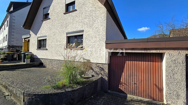 Charmantes 1-2 Familienhaus mit Garten und Garage in ruhiger Lage von Altenwald
