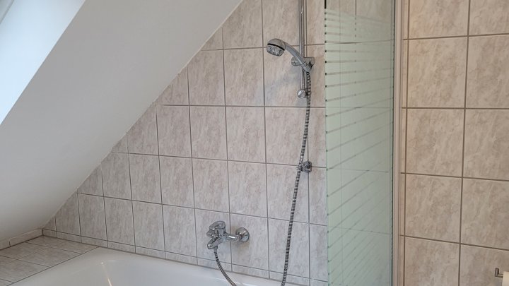 Gepflegte Maisonette-Wohnung mit EBK (2 Schlafzimmer, Bad, Küche und Wohnzimmer) in Trier-Ruwer mit PKW-Stellplatz