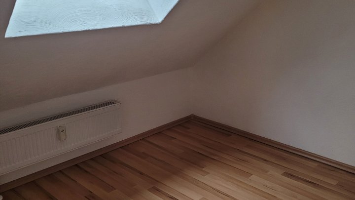 Gepflegte Maisonette-Wohnung mit EBK (2 Schlafzimmer, Bad, Küche und Wohnzimmer) in Trier-Ruwer mit PKW-Stellplatz