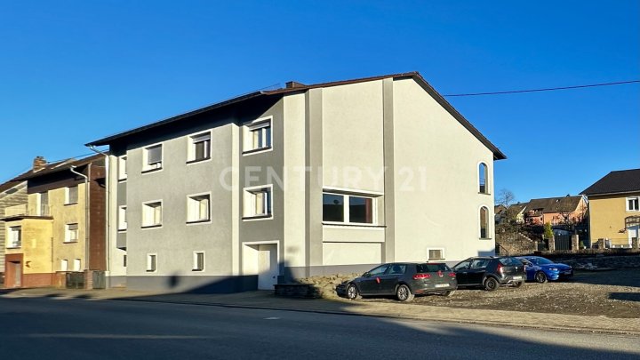   Top-saniertes 4-Parteienhaus + Baugrundstück in Breitenbach – wohnen & profitieren mit ca. 8,5 %