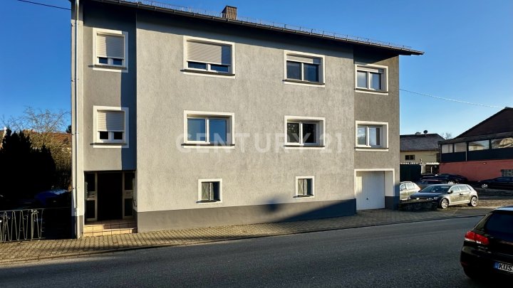   Top-saniertes 4-Parteienhaus + Baugrundstück in Breitenbach – wohnen & profitieren mit ca. 8,5 %