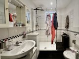 OG Badezimmer mit Tageslichtfenster