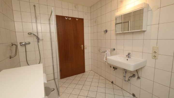Orscholz:  Großes Mehr-Generationenhaus in ruhiger Wohnstraße
