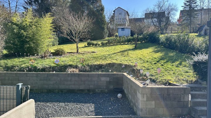 Gepflegtes Einfamilienhaus mit Terrasse, Garten und Garage in Heusweiler - Holz
