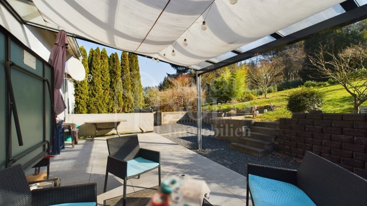 Gepflegtes Einfamilienhaus mit Terrasse, Garten und Garage in Heusweiler - Holz