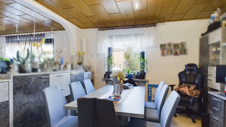 Gepflegtes Einfamilienhaus mit Terrasse, Garten und Garage in Heusweiler - Holz