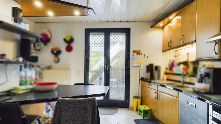 Gepflegtes Einfamilienhaus mit Terrasse, Garten und Garage in Heusweiler - Holz