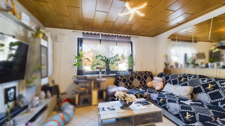 Gepflegtes Einfamilienhaus mit Terrasse, Garten und Garage in Heusweiler - Holz