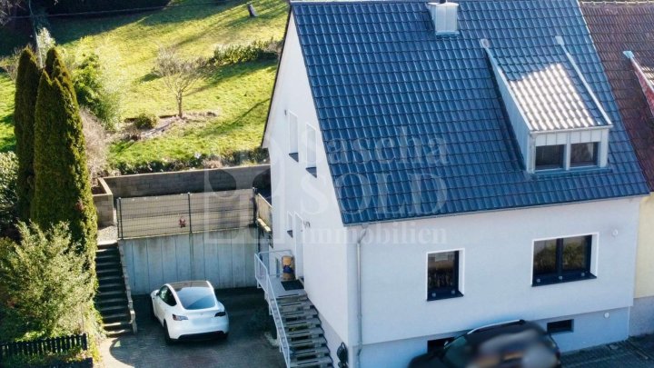 Gepflegtes Einfamilienhaus mit Terrasse, Garten und Garage in Heusweiler - Holz