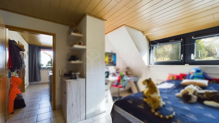 Gepflegtes Einfamilienhaus mit Terrasse, Garten und Garage in Heusweiler - Holz