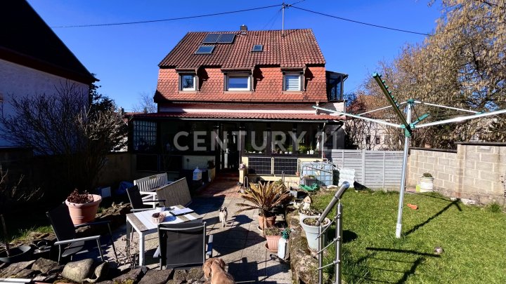 Lichtdurchflutetes Einfamilienhaus ( 200 qm ) mit großem Garten in einer Top Lage