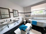 Badezimmer mit 2 Waschbecken