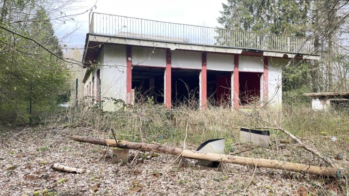 Bestandsschutz-Gebäude auf großem Grundstück – Wiederaufbau nach Brand möglich