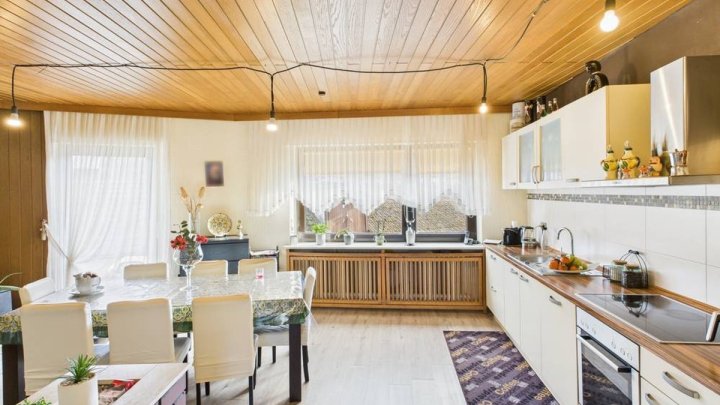 Leben & Arbeiten unter einem Dach – vielseitiges Einfamilienhaus mit Gewerbefläche in Neunkirchen!