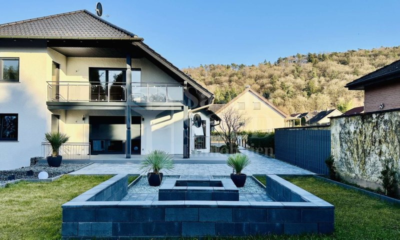 Luxuriöse Liegenschaft mit 3 Wohneinheiten in Kirkel - mit Stellplätzen, Doppelgarage & Garten