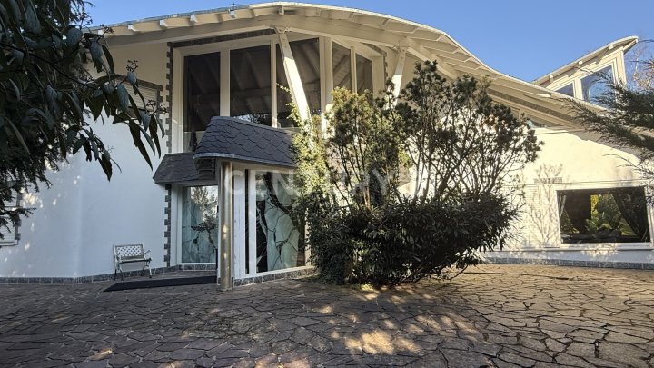 Designer Villa auf ca. 450 m² Wohnfläche mit traumhafter parkähnlicher Gartenanlage