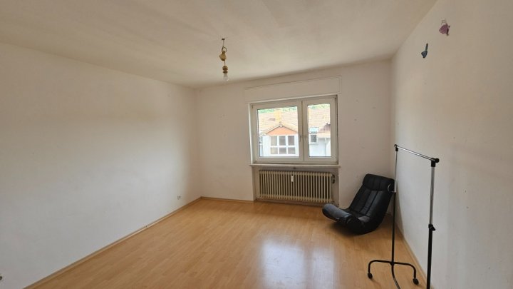 Sanierer aufgepasst !! 2 1/2 Mehrfamilienhäuser mit Nebengebäude zum Schnäppchenpreis !