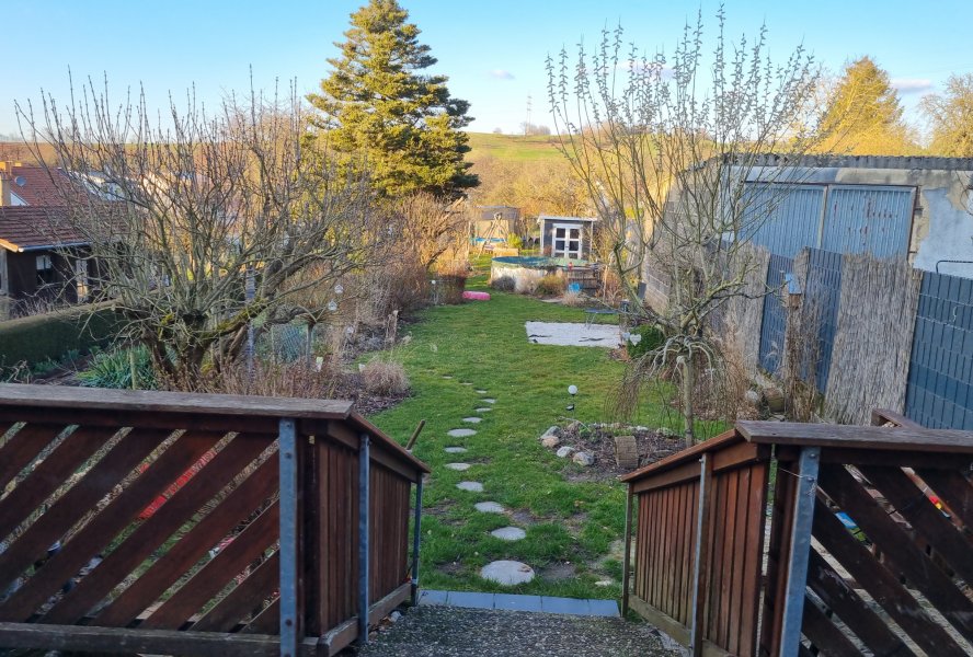 Garten von Terrasse aus