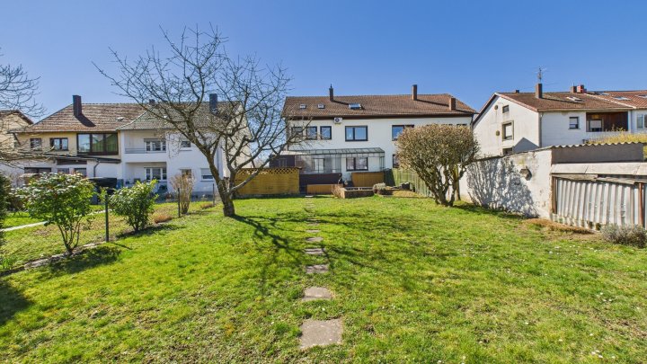 Reserviert! Familientraum in Saarlouis: Großzügiges Einfamilienhaus mit weitläufigem Garten in ruhiger Lage