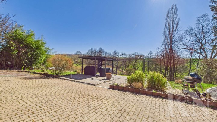 Sofort beziehbares Einfamilienhaus mit Garten und traumhaften Fernblick!