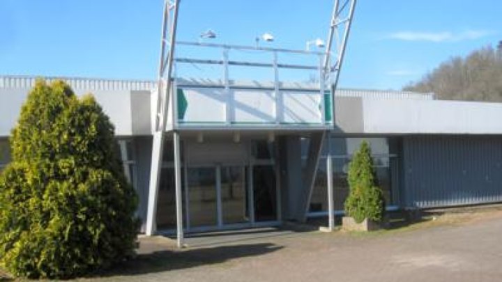 Verkaufsfläche - ca. 800 m² -  plus Nebenfl. an stark befahrener Straße von Saarbrücken zu vermieten