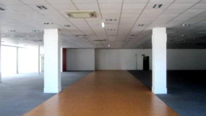 Verkaufsfläche - ca. 800 m² -  plus Nebenfl. an stark befahrener Straße von Saarbrücken zu vermieten