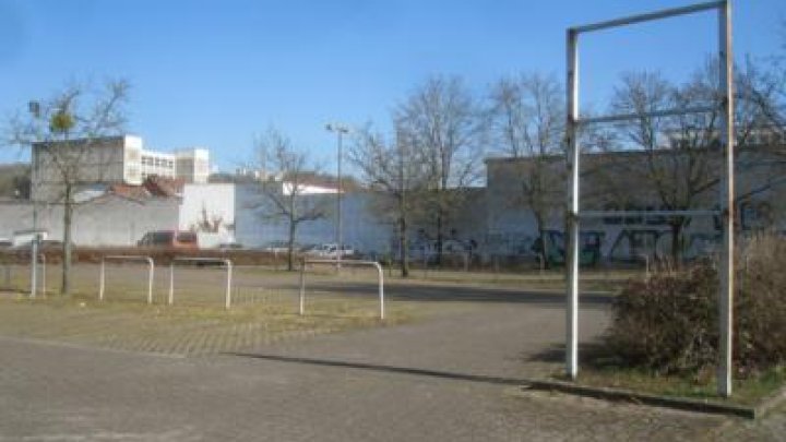 Verkaufsfläche - ca. 800 m² -  plus Nebenfl. an stark befahrener Straße von Saarbrücken zu vermieten