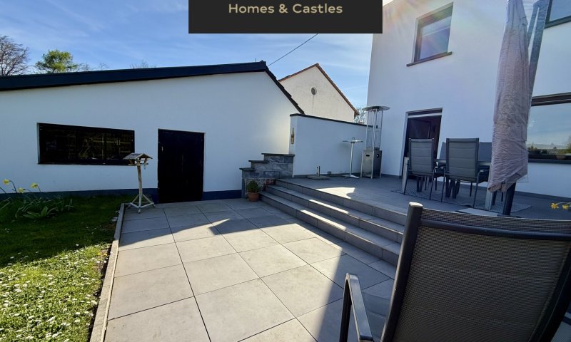 Schick renoviertes Reihenendhaus auf ca. 105 m² Wohnfläche mit Garten und Pool