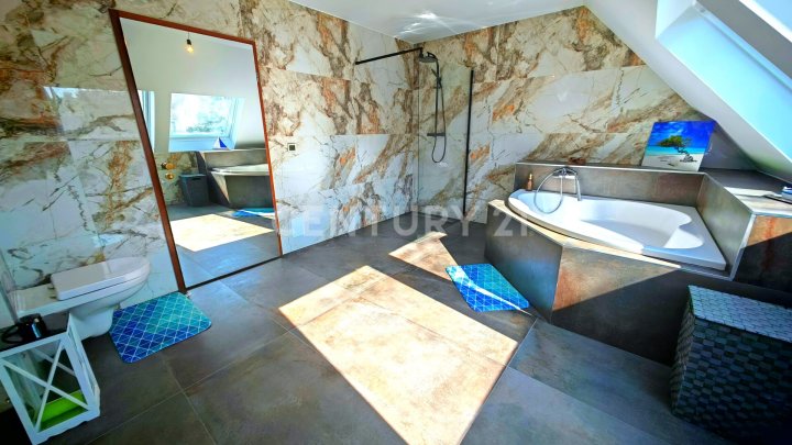 Traumhaft sanierte 208m² Villa mit 86m² Einliegerwohnung oder Büro(opt.), und großer Garage (opt.)