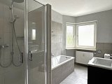 Bad mit Dusche, Wanne und Fenster