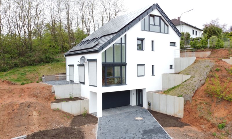 Erstbezug:Maisonette-Wohnung mit Garten, Terrasse & eigener PV-Anlage – 107 m² Wohlfühlfläche in Beckingen-Reimsbach