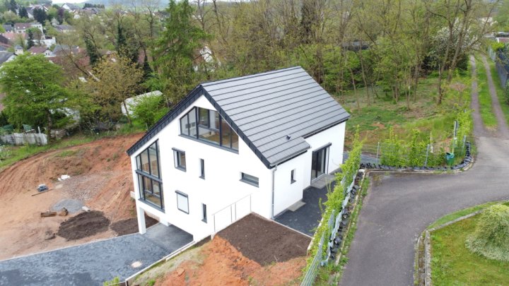Erstbezug:Maisonette-Wohnung mit Garten, Terrasse & eigener PV-Anlage – 107 m² Wohlfühlfläche in Beckingen-Reimsbach
