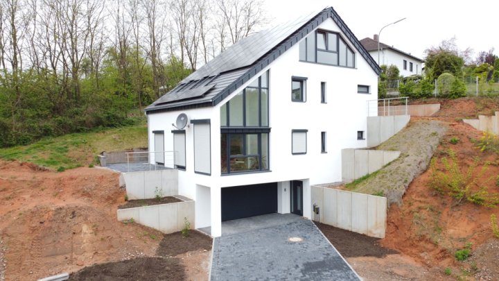 Erstbezug:Maisonette-Wohnung mit Garten, Terrasse & eigener PV-Anlage – 107 m² Wohlfühlfläche in Beckingen-Reimsbach