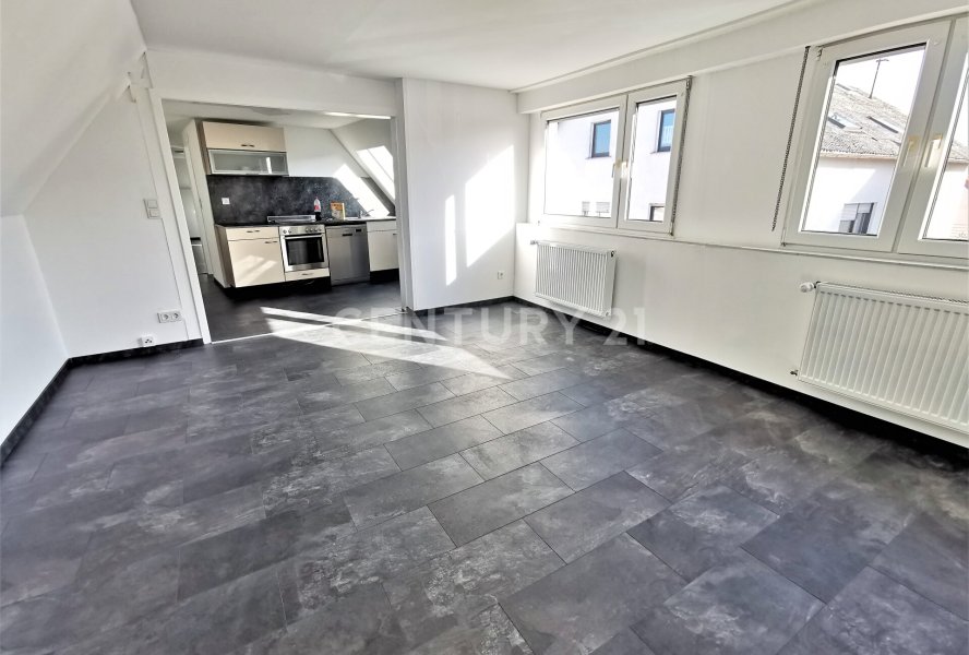 Wohnzimmer mit Blick in die offene Küche 
