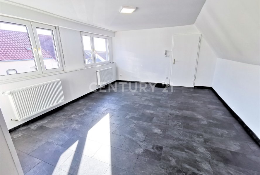 Wohnzimmer mit Eingang zur Wohnung