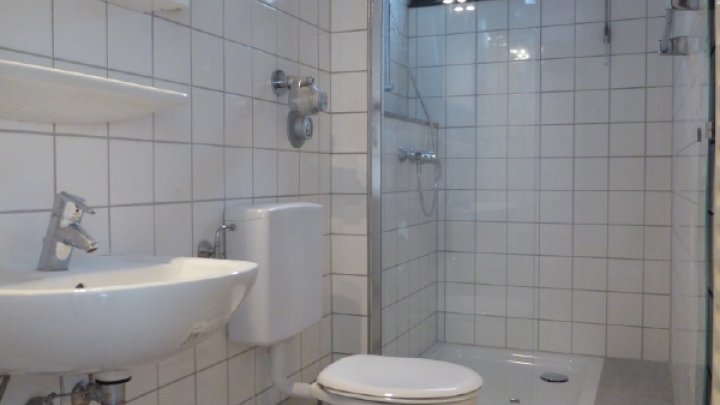 Renoviert, mit Sonnenterrasse und Einbauküche --neues BAD mit Fenster--
