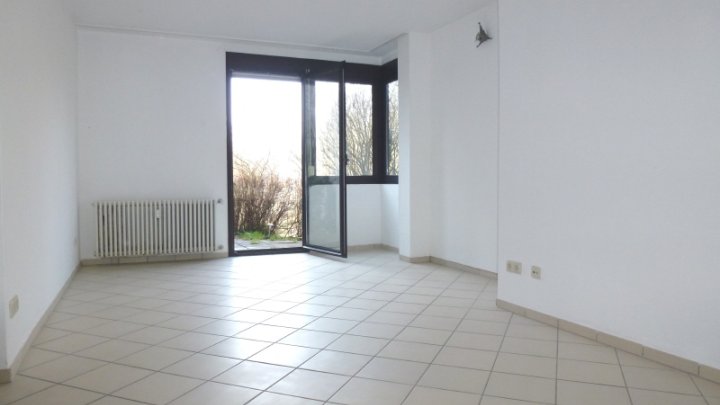 Renoviert, mit Sonnenterrasse und Einbauküche --neues BAD mit Fenster--