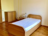 Zimmer - 1. OG mit Zugang zum Blkon