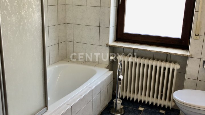 1-2 Familienhaus mit viel Potenzial-perfekt für Familien, Mehrgenerationen & Investoren