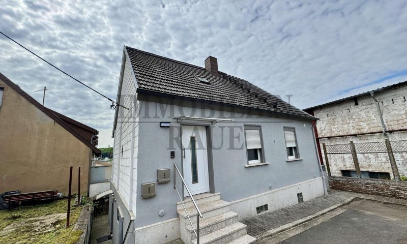 FREISTEHENDES, RENOVIERTES 1 FAMILIENHAUS MIT EINLIEGERWOHNUNG IN SACKGASSE VON SULZBACH