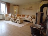 Elegantes Wohnzimmer mit Ofen