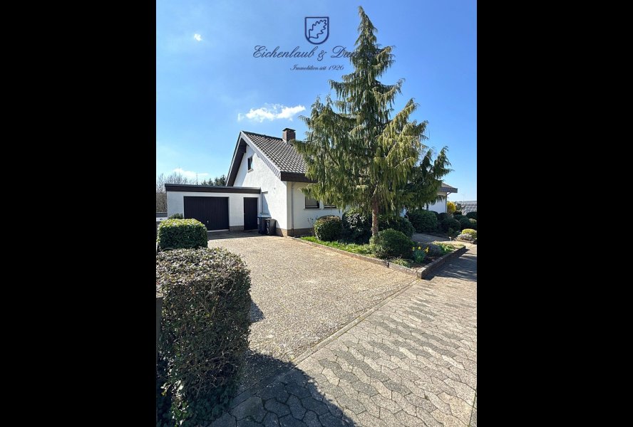 Garage mit Stellplätzen