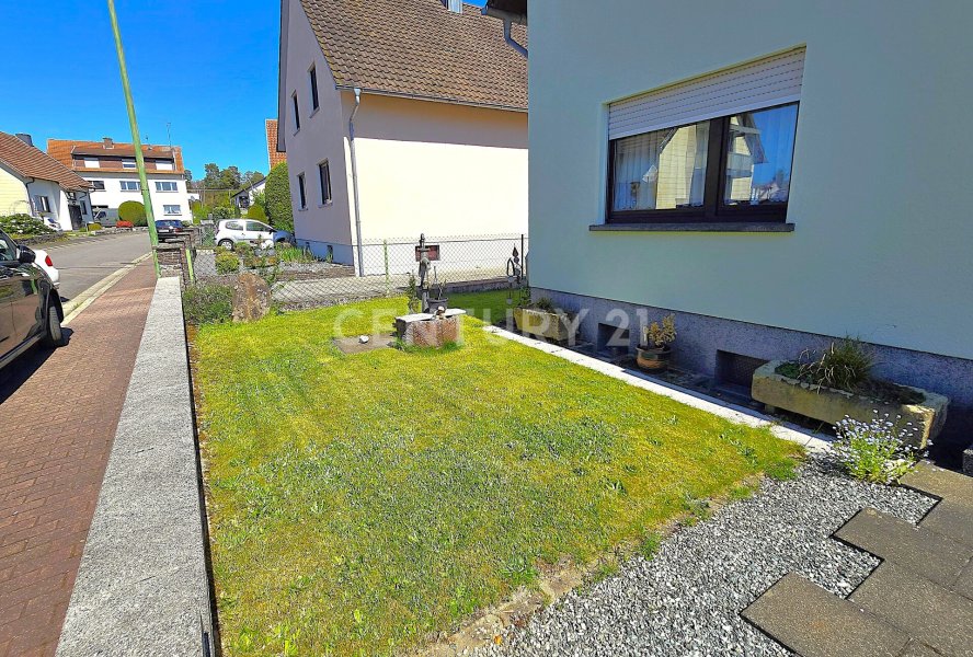 Gepflegter Vorgarten mit saftig grüner Wiese