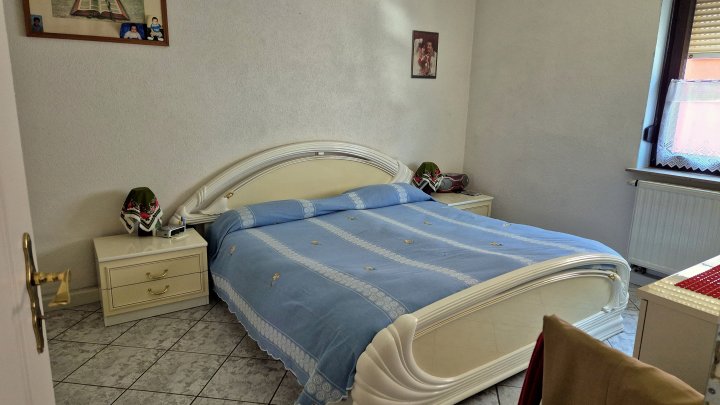 4-Familienhaus mit 3 Garagen und Garten als Rendite oder Eigennutzung